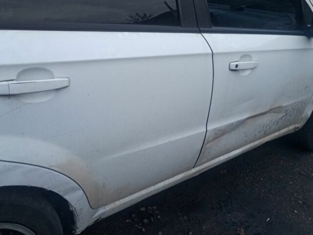 Белый Шевроле Авео, объемом двигателя 1.5 л и пробегом 200 тыс. км за 2850 $, фото 5 на Automoto.ua