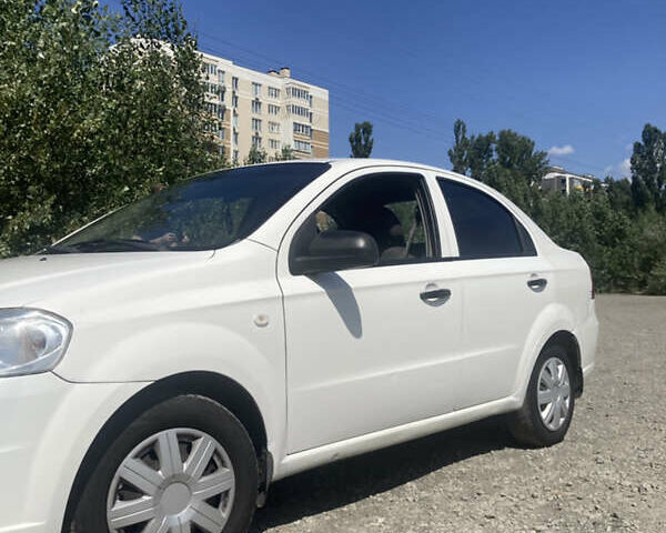 Белый Шевроле Авео, объемом двигателя 1.5 л и пробегом 260 тыс. км за 2700 $, фото 8 на Automoto.ua
