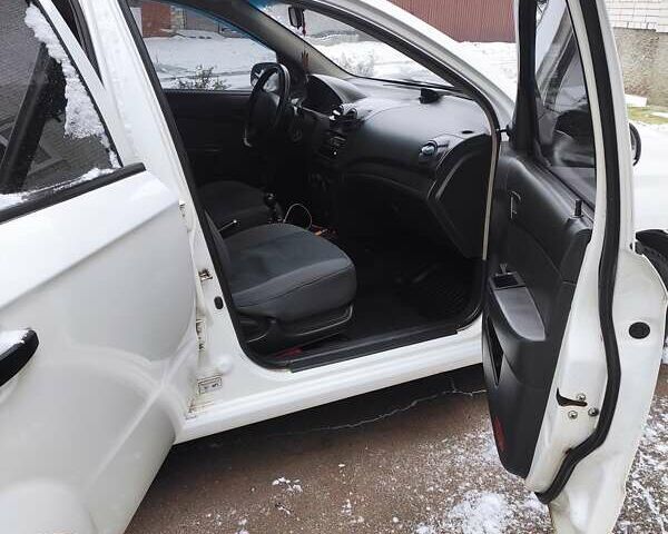 Белый Шевроле Авео, объемом двигателя 0 л и пробегом 270 тыс. км за 3000 $, фото 6 на Automoto.ua