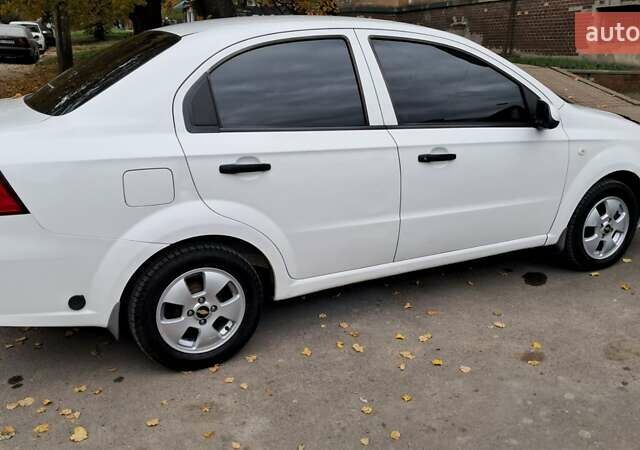 Белый Шевроле Авео, объемом двигателя 1.5 л и пробегом 260 тыс. км за 4000 $, фото 6 на Automoto.ua