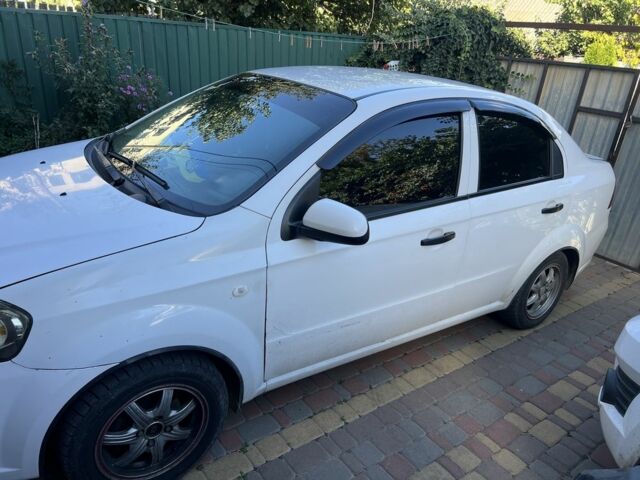 Белый Шевроле Авео, объемом двигателя 1.5 л и пробегом 350 тыс. км за 2700 $, фото 3 на Automoto.ua