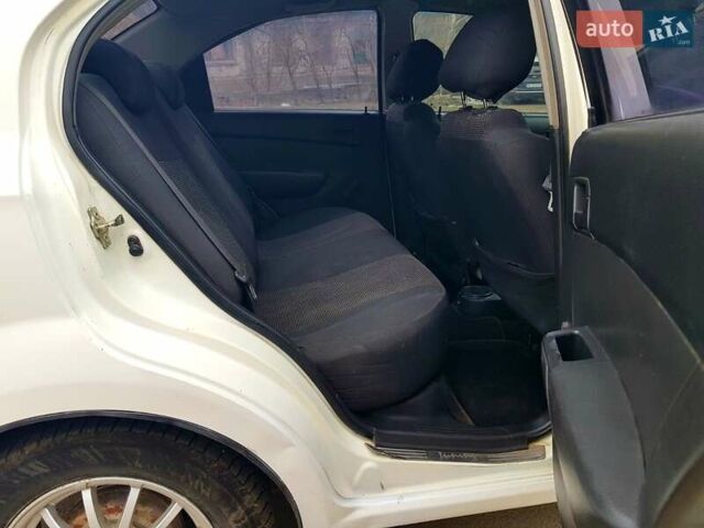 Белый Шевроле Авео, объемом двигателя 1.5 л и пробегом 160 тыс. км за 3400 $, фото 13 на Automoto.ua