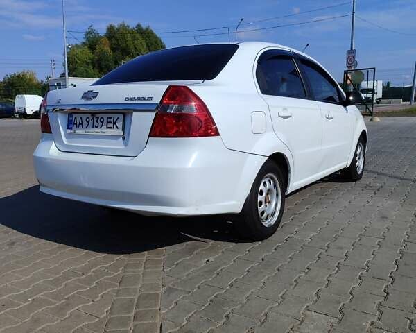 Белый Шевроле Авео, объемом двигателя 1.6 л и пробегом 200 тыс. км за 3150 $, фото 3 на Automoto.ua