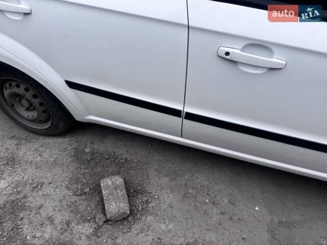 Белый Шевроле Авео, объемом двигателя 1.6 л и пробегом 254 тыс. км за 3700 $, фото 4 на Automoto.ua