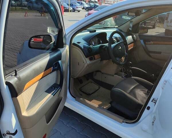 Белый Шевроле Авео, объемом двигателя 1.6 л и пробегом 200 тыс. км за 3150 $, фото 7 на Automoto.ua