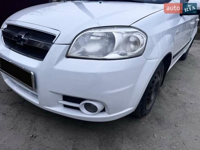 Белый Шевроле Авео, объемом двигателя 1.6 л и пробегом 254 тыс. км за 3700 $, фото 1 на Automoto.ua