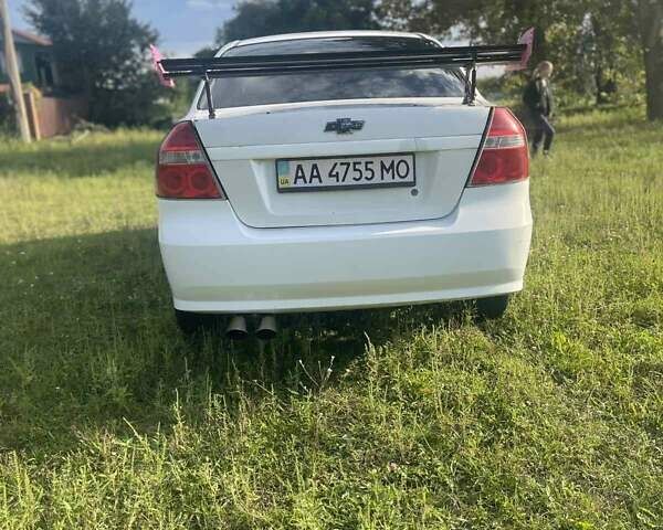 Белый Шевроле Авео, объемом двигателя 1.5 л и пробегом 262 тыс. км за 4500 $, фото 5 на Automoto.ua