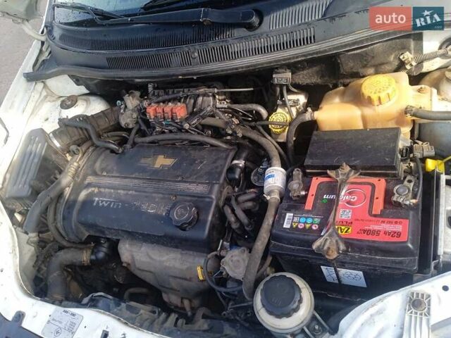 Белый Шевроле Авео, объемом двигателя 1.6 л и пробегом 260 тыс. км за 4600 $, фото 12 на Automoto.ua