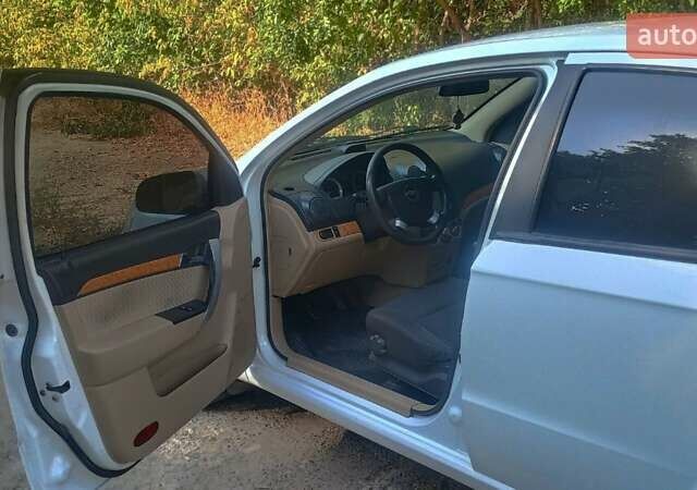 Белый Шевроле Авео, объемом двигателя 1.6 л и пробегом 224 тыс. км за 3600 $, фото 5 на Automoto.ua