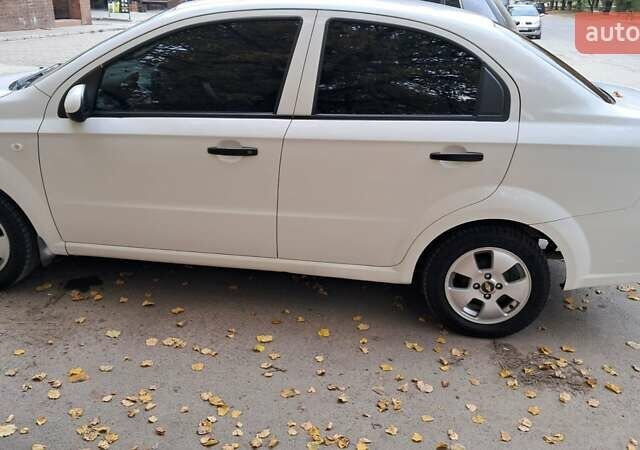 Белый Шевроле Авео, объемом двигателя 1.5 л и пробегом 260 тыс. км за 4000 $, фото 3 на Automoto.ua