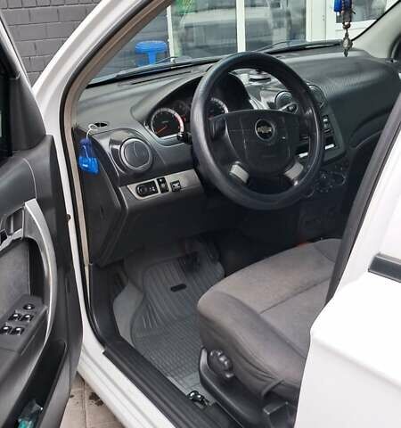 Белый Шевроле Авео, объемом двигателя 1.5 л и пробегом 260 тыс. км за 4000 $, фото 4 на Automoto.ua