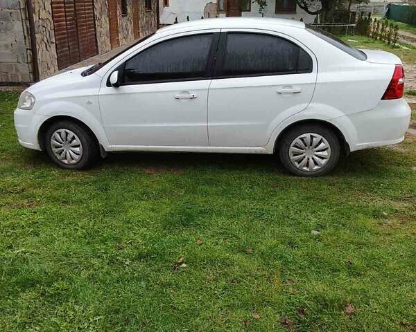 Белый Шевроле Авео, объемом двигателя 1.6 л и пробегом 182 тыс. км за 3300 $, фото 2 на Automoto.ua