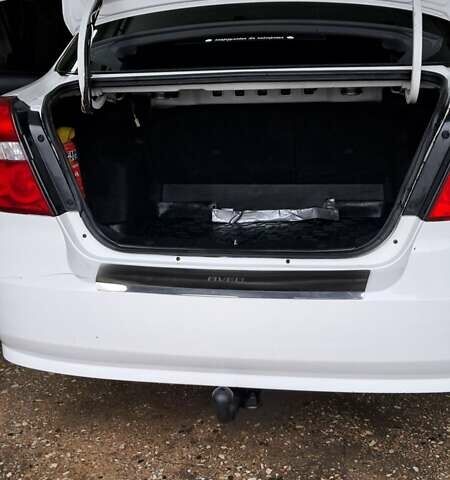 Белый Шевроле Авео, объемом двигателя 1.5 л и пробегом 260 тыс. км за 4000 $, фото 5 на Automoto.ua