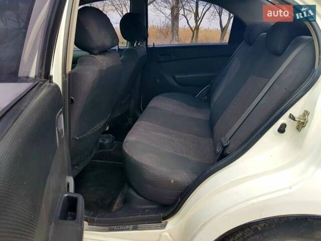 Белый Шевроле Авео, объемом двигателя 1.5 л и пробегом 160 тыс. км за 3400 $, фото 14 на Automoto.ua
