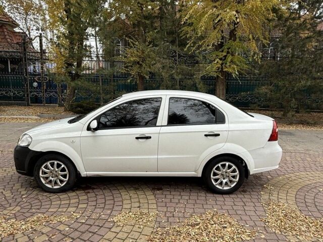 Белый Шевроле Авео, объемом двигателя 1.5 л и пробегом 84 тыс. км за 4200 $, фото 4 на Automoto.ua