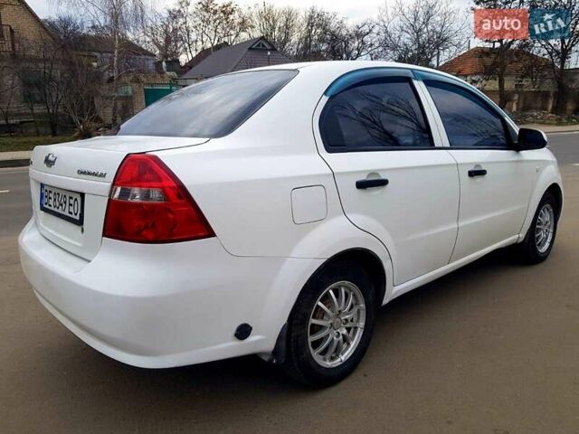 Белый Шевроле Авео, объемом двигателя 1.5 л и пробегом 160 тыс. км за 3400 $, фото 5 на Automoto.ua