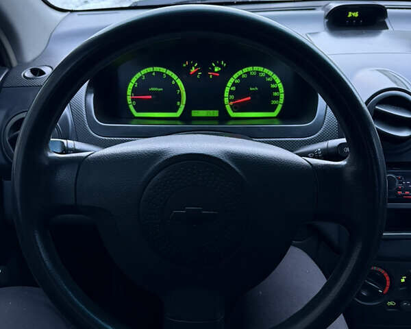 Белый Шевроле Авео, объемом двигателя 1.5 л и пробегом 276 тыс. км за 3500 $, фото 26 на Automoto.ua