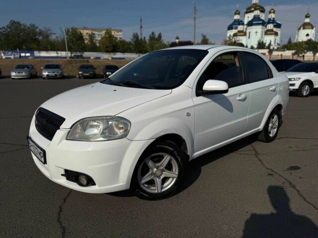 Белый Шевроле Авео, объемом двигателя 1.6 л и пробегом 433 тыс. км за 3900 $, фото 5 на Automoto.ua