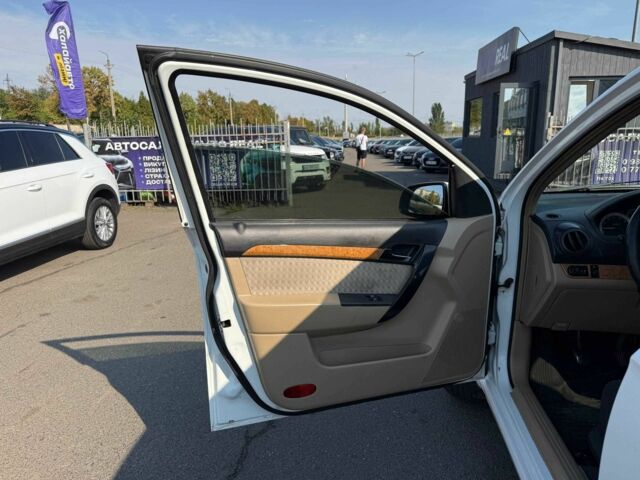 Белый Шевроле Авео, объемом двигателя 1.6 л и пробегом 433 тыс. км за 3900 $, фото 14 на Automoto.ua