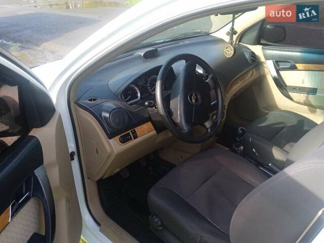 Белый Шевроле Авео, объемом двигателя 1.6 л и пробегом 260 тыс. км за 4600 $, фото 6 на Automoto.ua