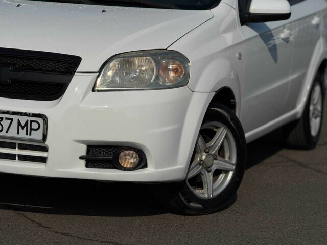 Белый Шевроле Авео, объемом двигателя 1.6 л и пробегом 433 тыс. км за 3900 $, фото 4 на Automoto.ua