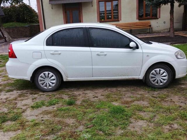 Белый Шевроле Авео, объемом двигателя 1.6 л и пробегом 182 тыс. км за 3300 $, фото 1 на Automoto.ua