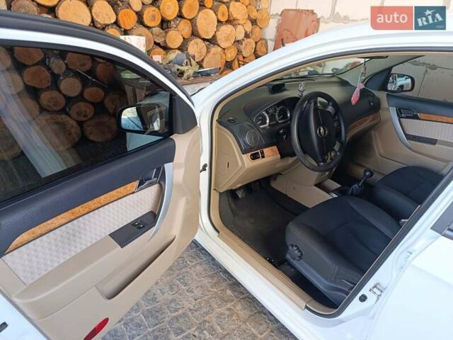 Білий Шевроле Авео, об'ємом двигуна 1.6 л та пробігом 170 тис. км за 3800 $, фото 2 на Automoto.ua