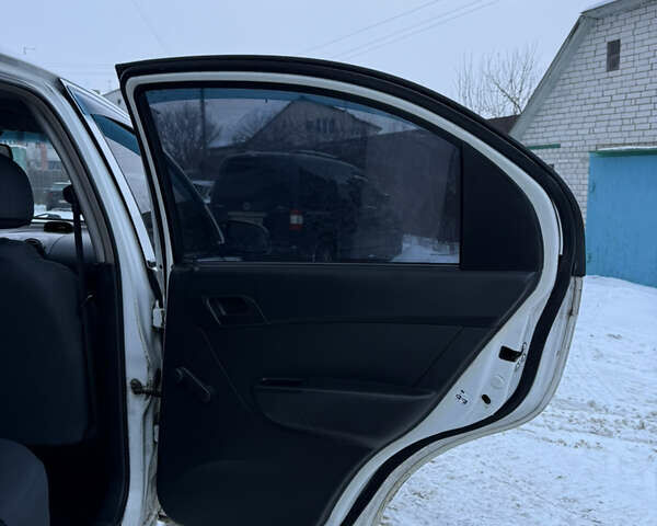 Белый Шевроле Авео, объемом двигателя 1.5 л и пробегом 276 тыс. км за 3500 $, фото 33 на Automoto.ua