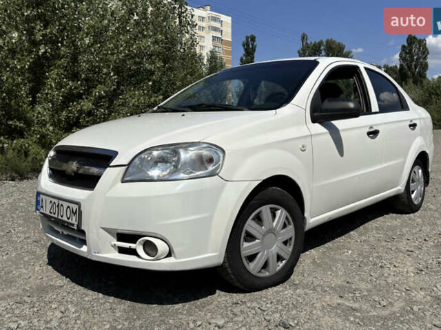 Белый Шевроле Авео, объемом двигателя 1.5 л и пробегом 260 тыс. км за 2700 $, фото 1 на Automoto.ua