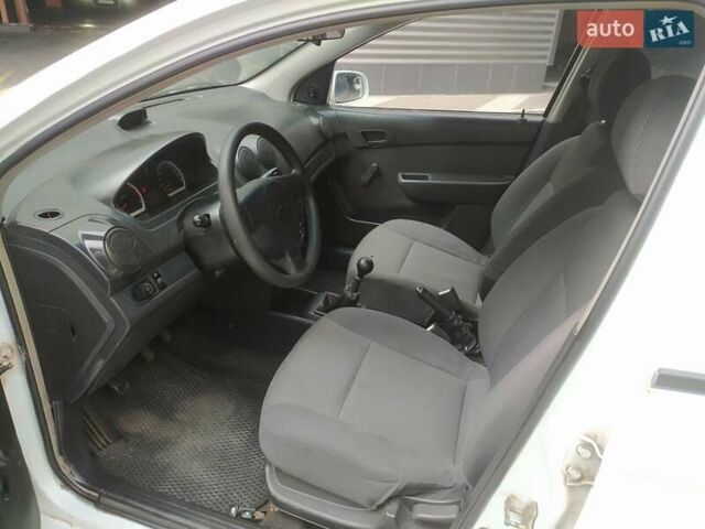 Белый Шевроле Авео, объемом двигателя 1.5 л и пробегом 239 тыс. км за 2850 $, фото 30 на Automoto.ua
