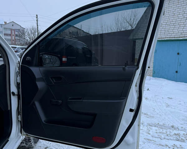 Белый Шевроле Авео, объемом двигателя 1.5 л и пробегом 276 тыс. км за 3500 $, фото 34 на Automoto.ua