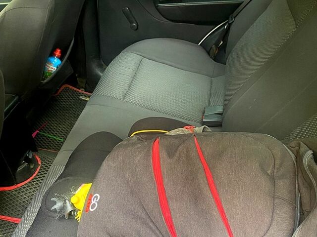 Білий Шевроле Авео, об'ємом двигуна 1.5 л та пробігом 250 тис. км за 3300 $, фото 4 на Automoto.ua