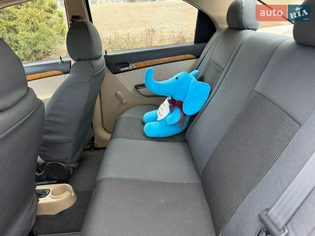 Белый Шевроле Авео, объемом двигателя 1.6 л и пробегом 176 тыс. км за 4400 $, фото 11 на Automoto.ua