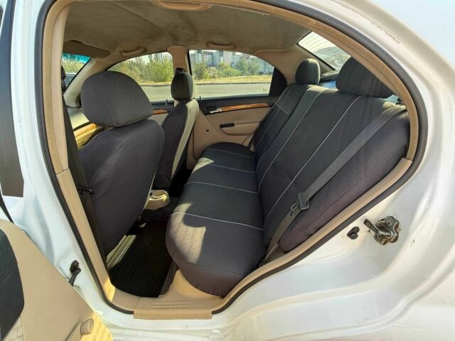 Белый Шевроле Авео, объемом двигателя 1.6 л и пробегом 433 тыс. км за 3900 $, фото 13 на Automoto.ua