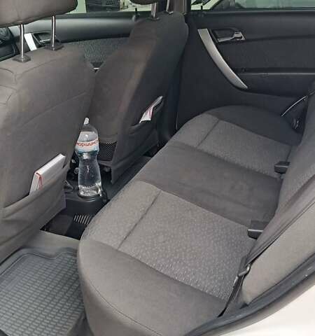 Белый Шевроле Авео, объемом двигателя 1.5 л и пробегом 260 тыс. км за 4000 $, фото 2 на Automoto.ua