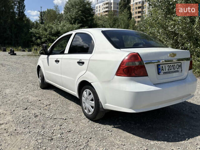 Белый Шевроле Авео, объемом двигателя 1.5 л и пробегом 260 тыс. км за 2700 $, фото 2 на Automoto.ua