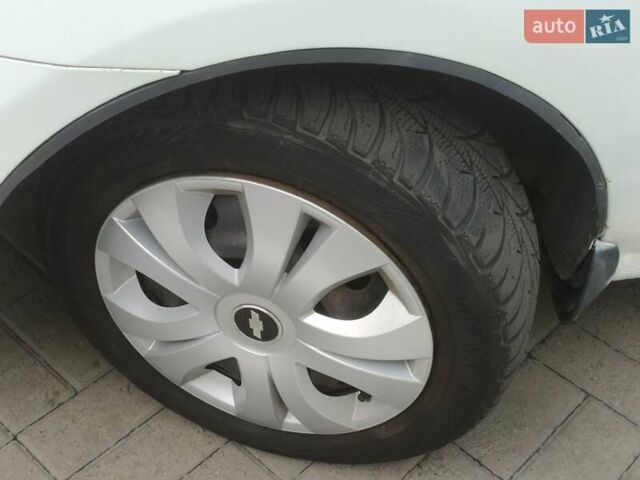 Белый Шевроле Авео, объемом двигателя 1.5 л и пробегом 239 тыс. км за 2850 $, фото 19 на Automoto.ua
