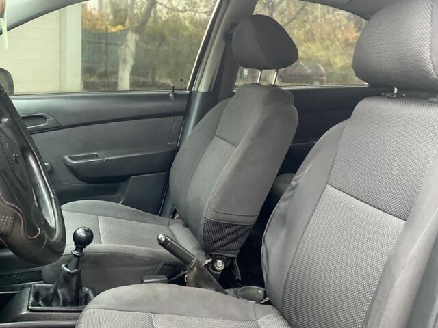 Белый Шевроле Авео, объемом двигателя 1.5 л и пробегом 403 тыс. км за 2500 $, фото 6 на Automoto.ua