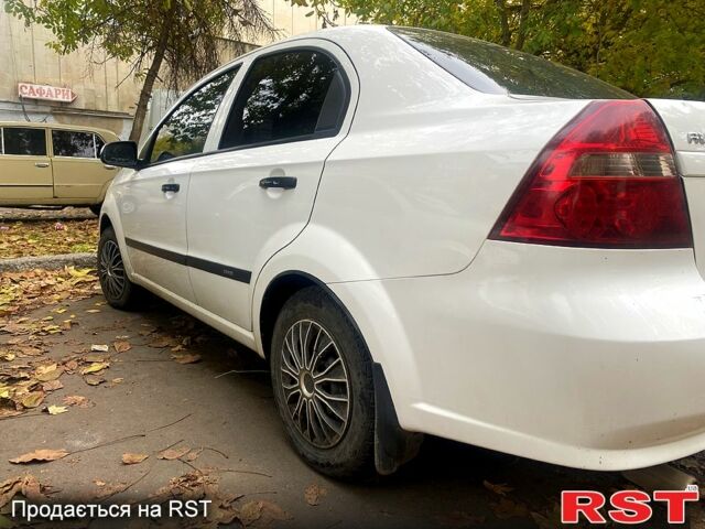 Білий Шевроле Авео, об'ємом двигуна 1.5 л та пробігом 250 тис. км за 3300 $, фото 1 на Automoto.ua