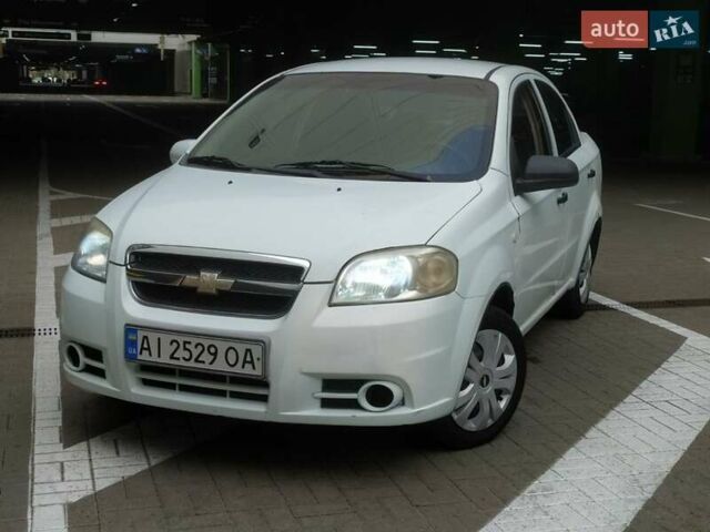 Белый Шевроле Авео, объемом двигателя 1.5 л и пробегом 239 тыс. км за 2850 $, фото 1 на Automoto.ua