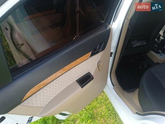Белый Шевроле Авео, объемом двигателя 1.6 л и пробегом 260 тыс. км за 4600 $, фото 7 на Automoto.ua