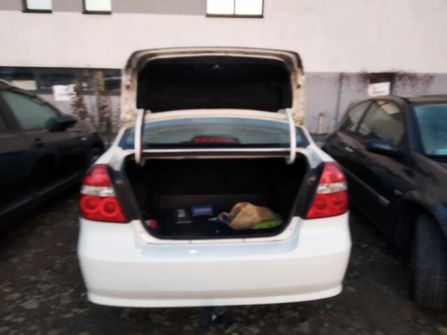 Білий Шевроле Авео, об'ємом двигуна 1.2 л та пробігом 250 тис. км за 3708 $, фото 6 на Automoto.ua