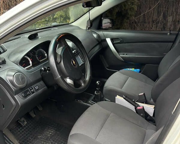 Белый Шевроле Авео, объемом двигателя 1.5 л и пробегом 190 тыс. км за 4400 $, фото 13 на Automoto.ua
