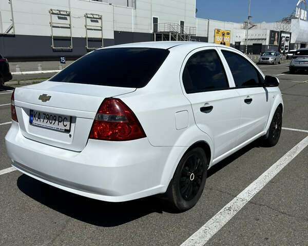 Белый Шевроле Авео, объемом двигателя 1.5 л и пробегом 200 тыс. км за 4000 $, фото 6 на Automoto.ua
