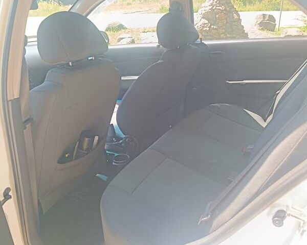 Белый Шевроле Авео, объемом двигателя 1.21 л и пробегом 163 тыс. км за 5000 $, фото 1 на Automoto.ua