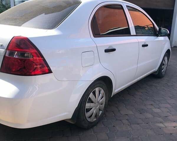 Белый Шевроле Авео, объемом двигателя 1.5 л и пробегом 169 тыс. км за 4500 $, фото 3 на Automoto.ua