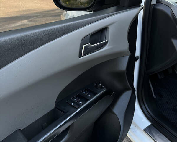 Белый Шевроле Авео, объемом двигателя 1.6 л и пробегом 235 тыс. км за 5399 $, фото 12 на Automoto.ua