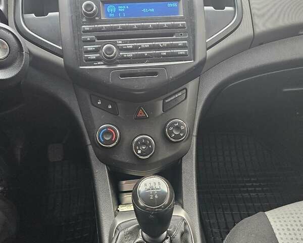 Белый Шевроле Авео, объемом двигателя 1.2 л и пробегом 270 тыс. км за 5000 $, фото 3 на Automoto.ua