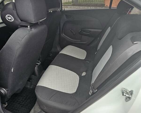 Белый Шевроле Авео, объемом двигателя 1.2 л и пробегом 270 тыс. км за 5000 $, фото 10 на Automoto.ua