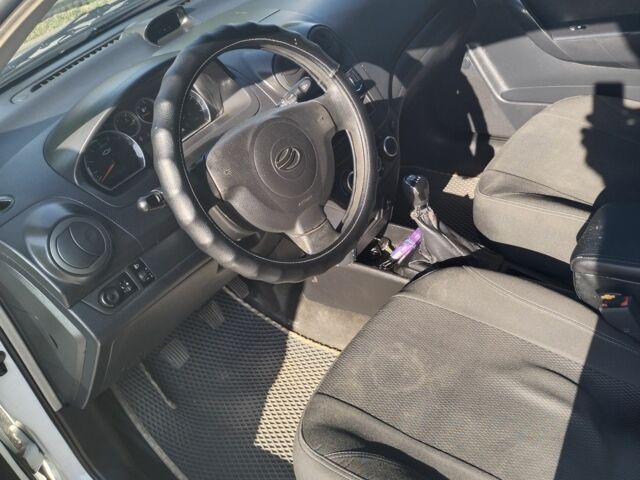 Белый Шевроле Авео, объемом двигателя 1.5 л и пробегом 190 тыс. км за 4150 $, фото 6 на Automoto.ua